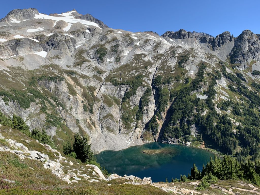 North Cascades National Park Itinerary. Douglass lake green emeralf water with mountains overlooking. 