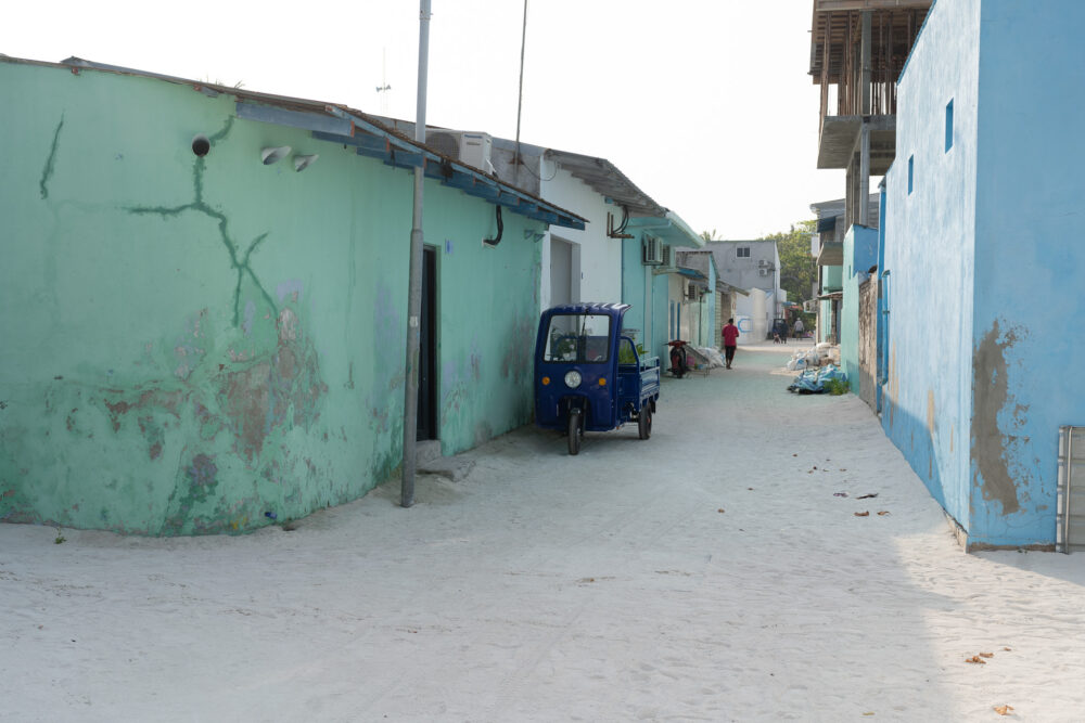 the sandy streets in Gulhi 