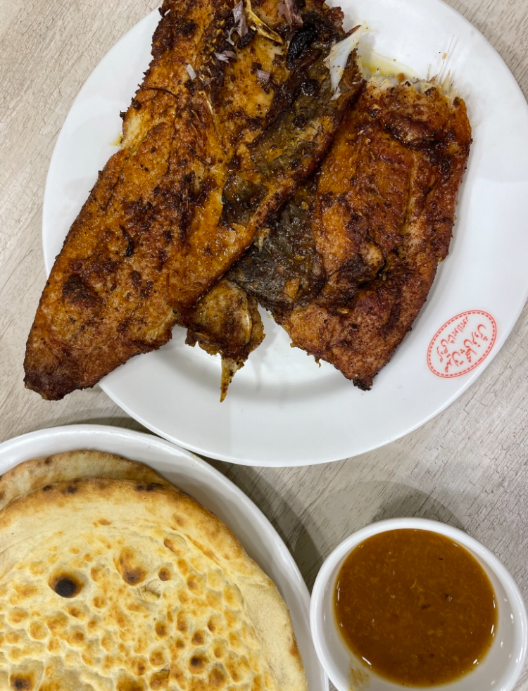 Fried river fish and naan with tamarind sauce 
