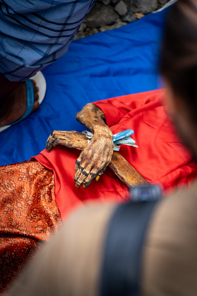 mummified woman with an offering in her hands 