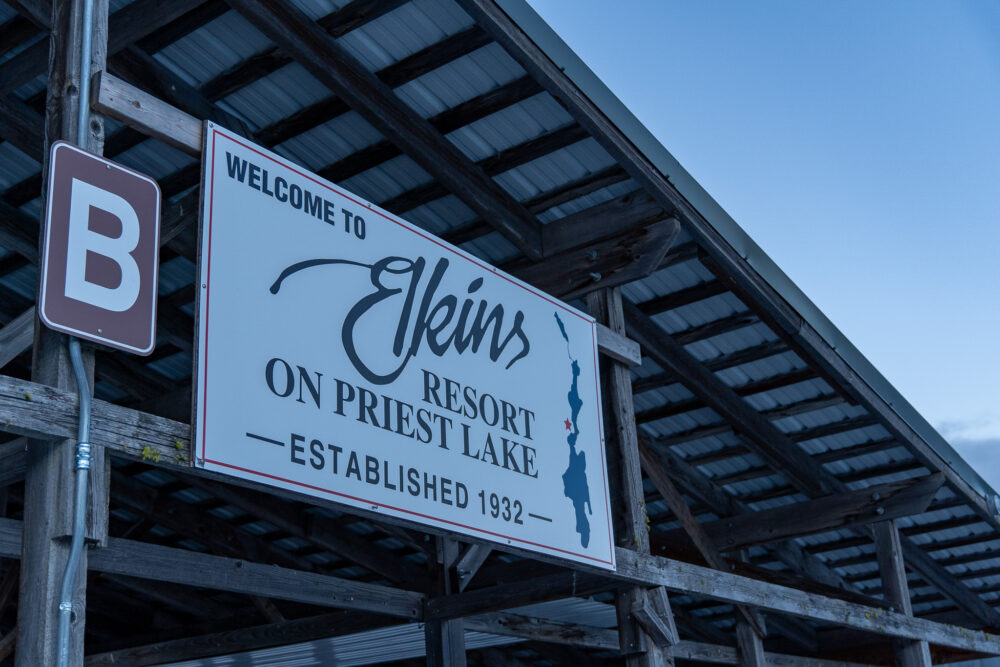 Elkins resort sign on the boat dock 